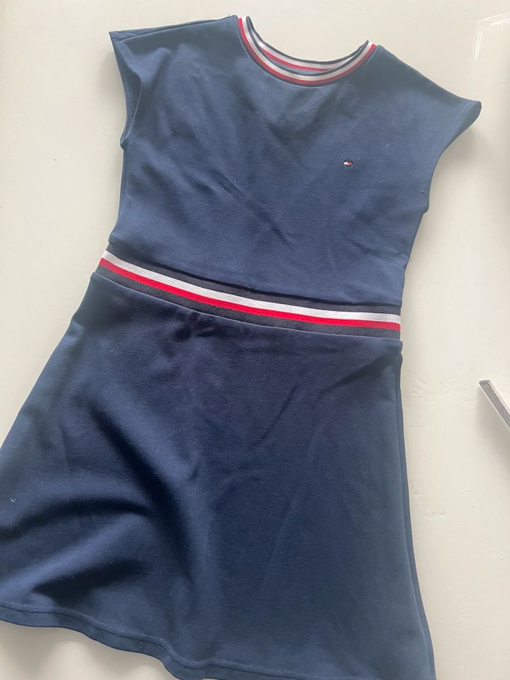 Tommy Hilfiger Kleid gr. 116 top Zustand in Bad Emstal