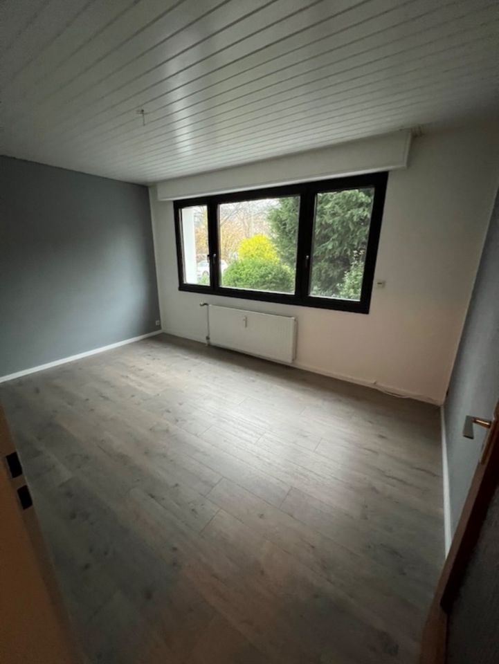 DU-Huckingen – Ihr Logenplatz im sonnigen Duisburger  Süden mit großzügiger Terrasse und Balkon   Individuelle 4-Zimmer Maisonettewohnung im Erdgeschoss und  Souterrain in Duisburg