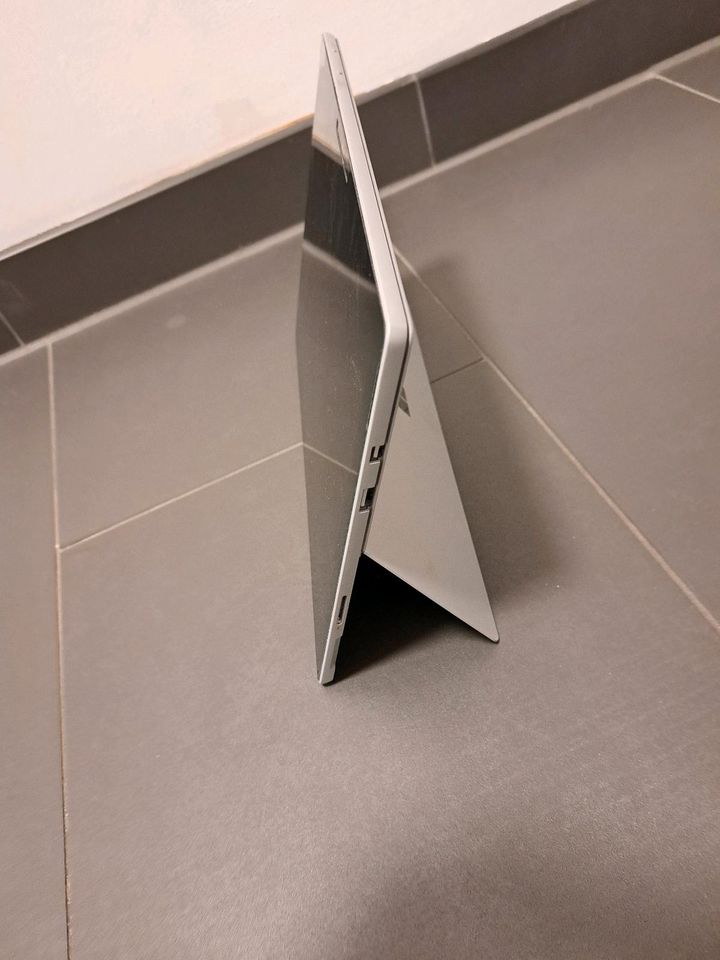 Microsoft Surface Pro Windows 10 in Düsseldorf