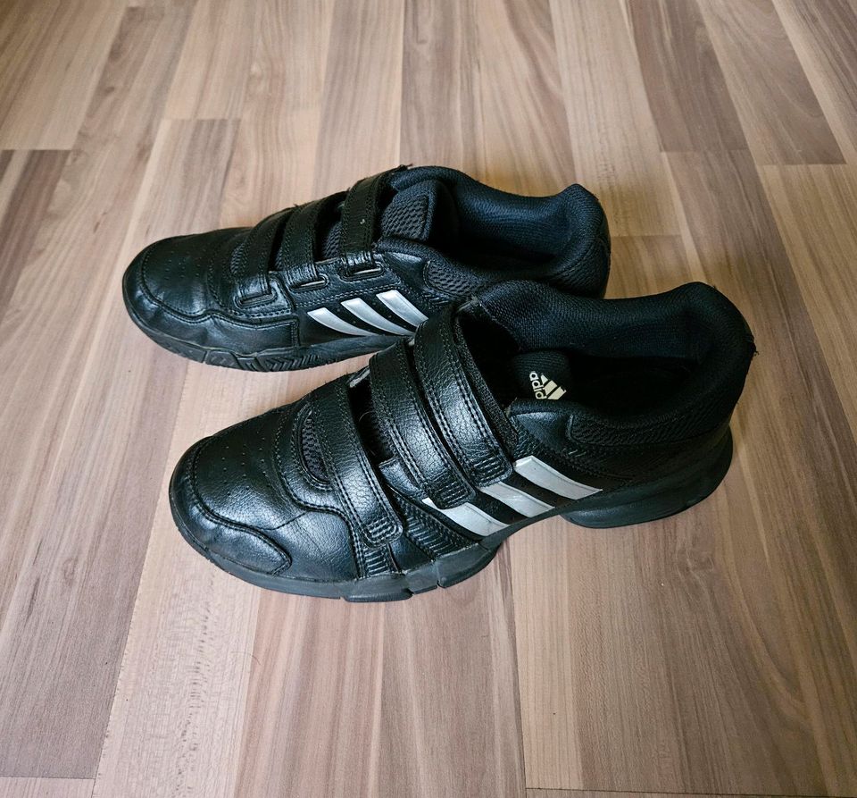 Schuhe Sportschuhe von ADIDAS schwarz 42 Größe. Toop Zustand in Nürnberg (Mittelfr)