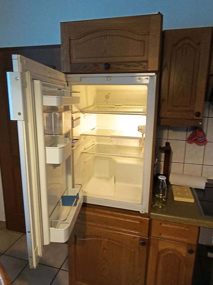 Küche mit Einbaugeräten Spülmaschine, Kühlschrank, Herd etc. in Wittmund