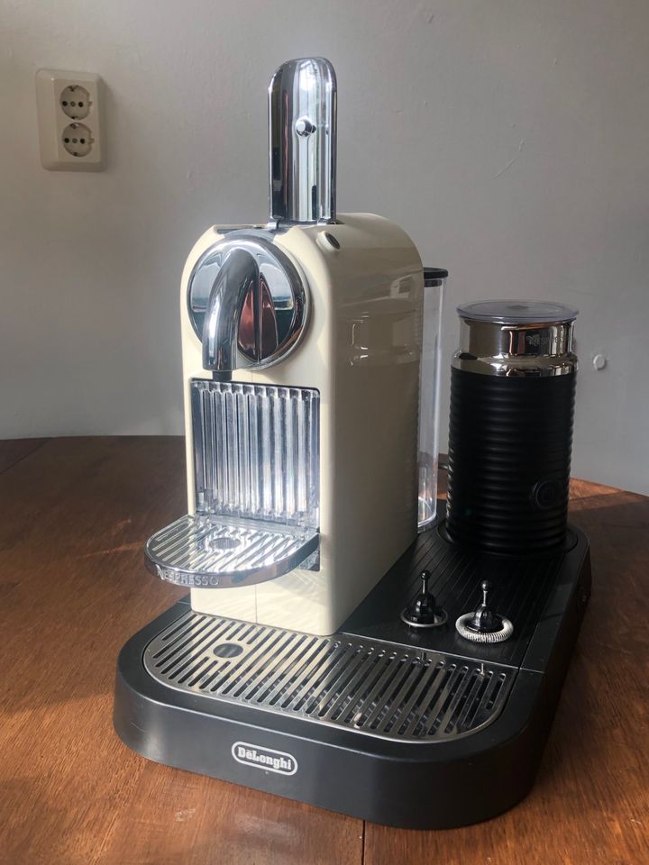 Nespresso De'Longhi CitiZ & Milk cremefarbend / weiss / beige in Berlin