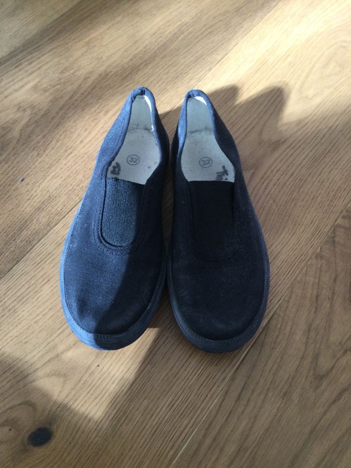 Stoffschuhe/Turnschläppchen in schwarz für Kinder Größe 32 in Frankfurt am Main