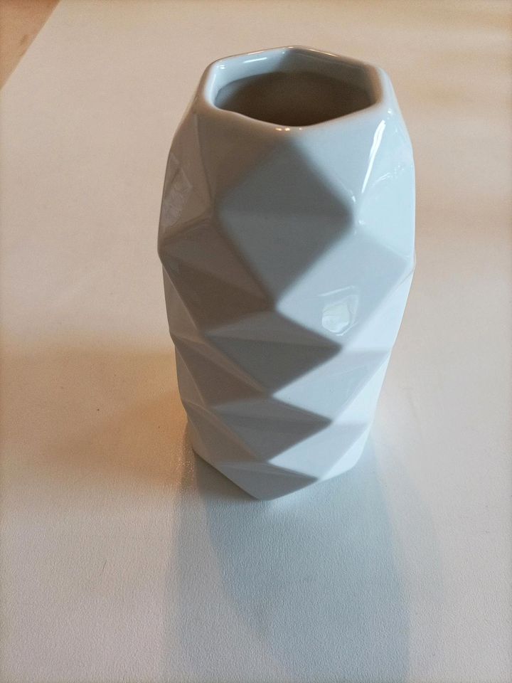 weiße Vase in Freudenberg