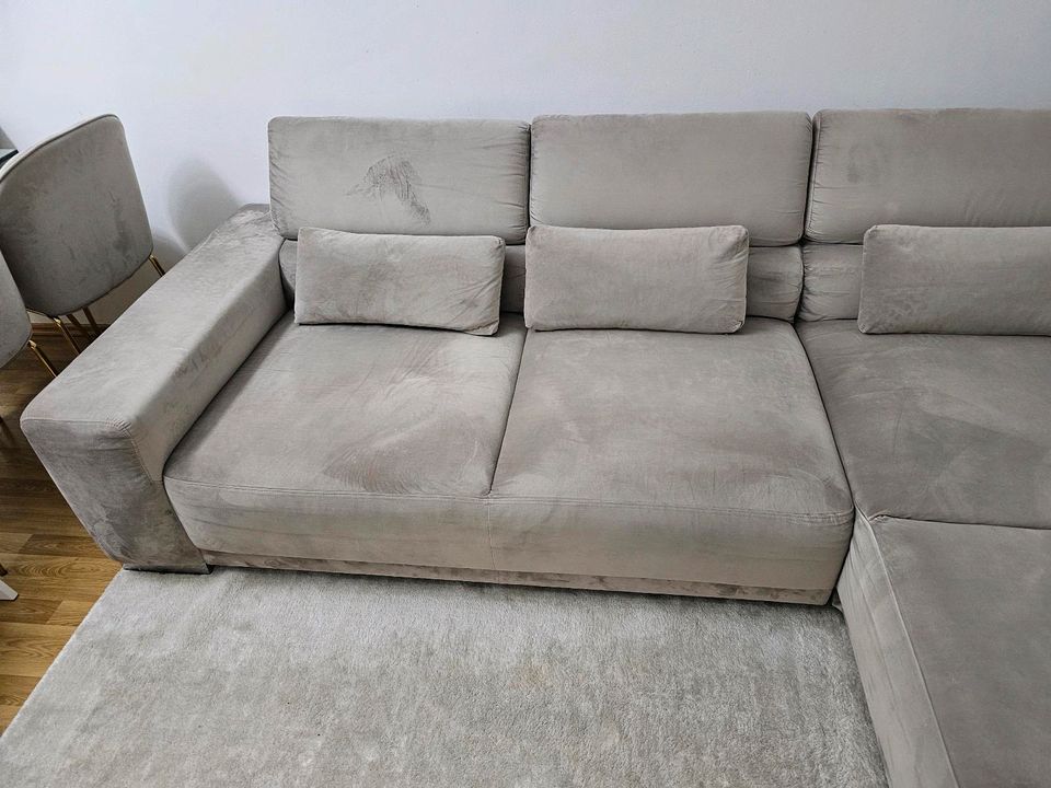 Ecksofa/Couch Beige/Sandfarbe mit verstellbare Kopflehnen in München