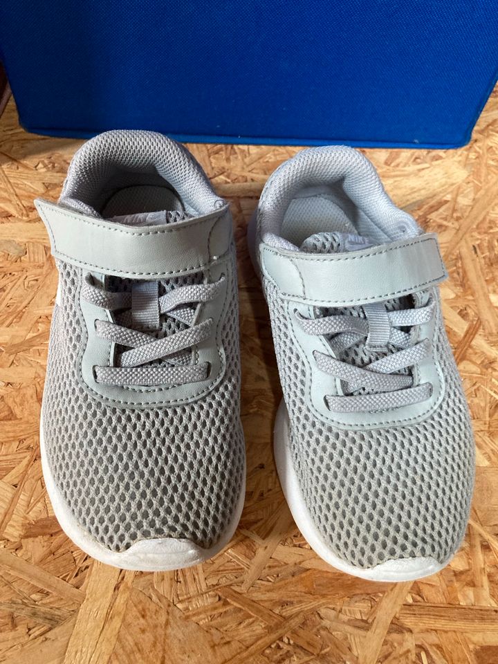 Nike Sneaker grau Größe 28,5 in Stegaurach