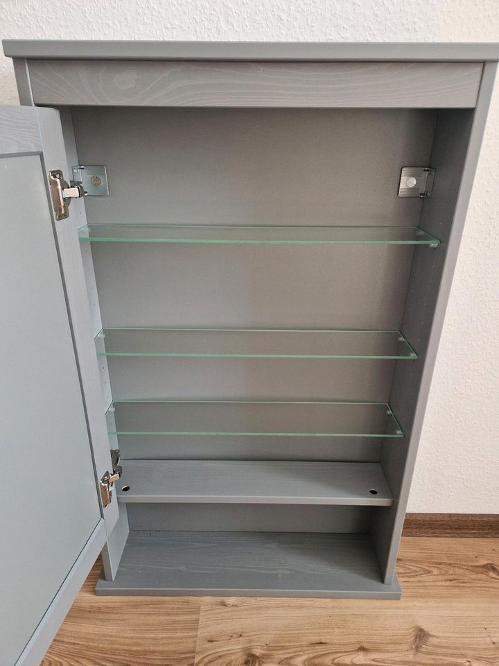 Spiegelschrank Hemnes / Hängeschrank in Oerlenbach