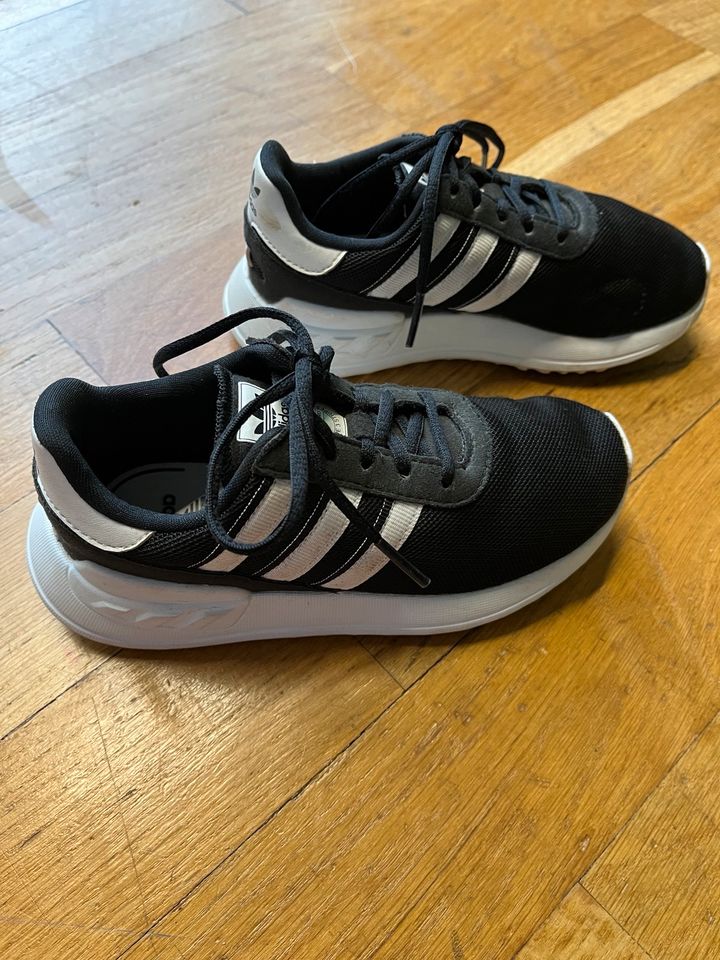 Adidas Schuhe Sneaker schwarz 29 in Düsseldorf