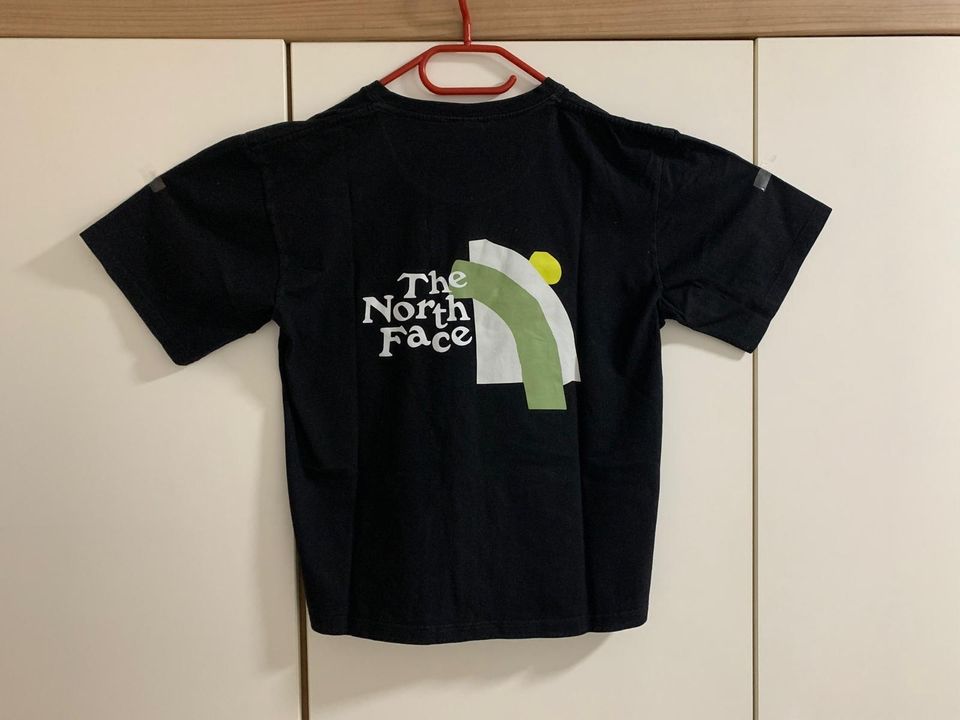 North Face / T-Shirt / Schwarz / M in Duisburg