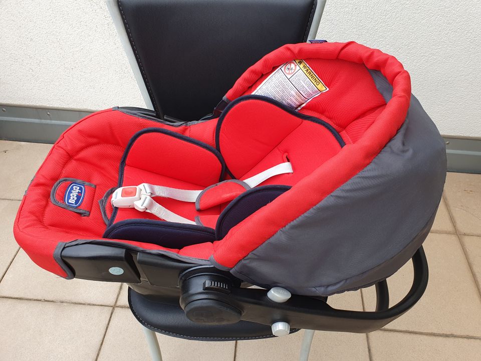 Chicco Babyschale Autositz 0 - 13 kg Gruppe 0+ rot schwarz in Düsseldorf