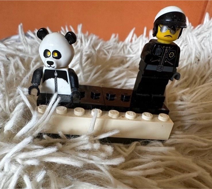 Lego Movie Sammelfiguren Panda und Polizist in Burbach