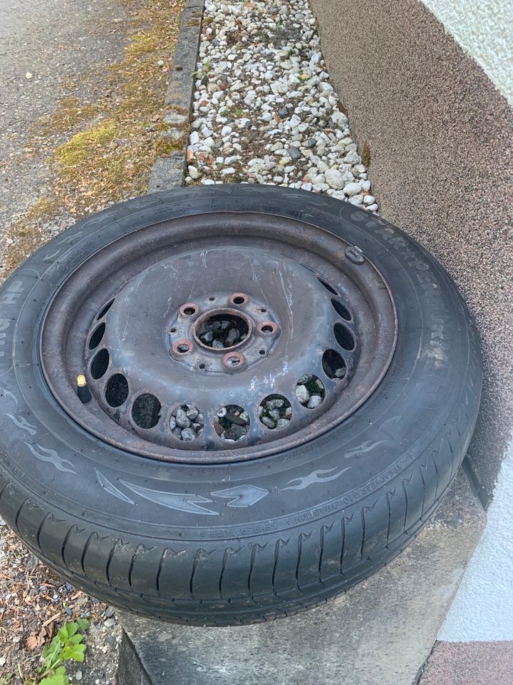 2x Sommerreifen 185/65 r15 auf Stahlfelgen von Mercedes in Wenden