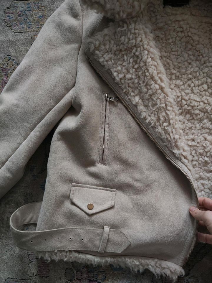 Zara Basic beige Pelzmantel XL in Berlin