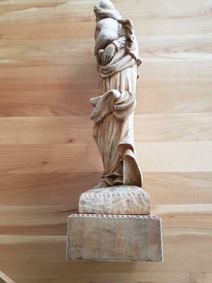 Madonna mit Kind Holzfigur Schnitzerei in Rüsselsheim