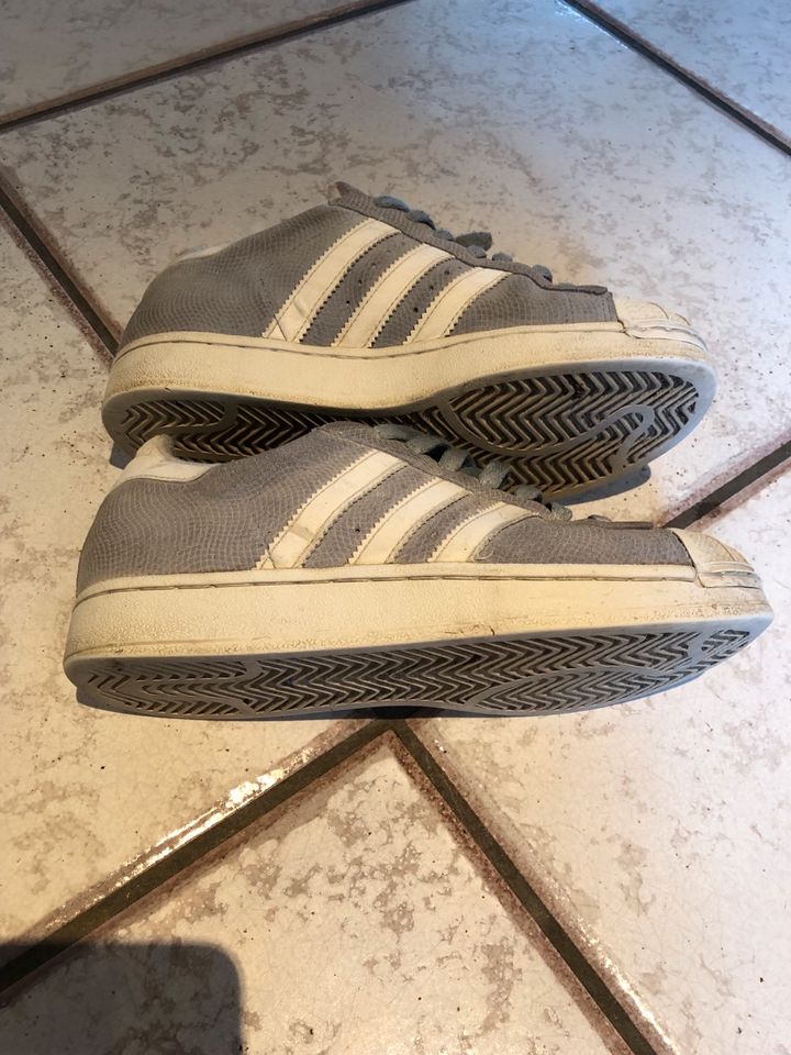 Adidas Sneaker Skater Schuhe Gr. 36 Babyblau-weiß Retro 90er in  Nordrhein-Westfalen - Grevenbroich | eBay Kleinanzeigen ist jetzt  Kleinanzeigen