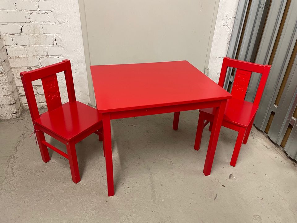 Kindertisch mit Stühlen zu verschenken in Berlin