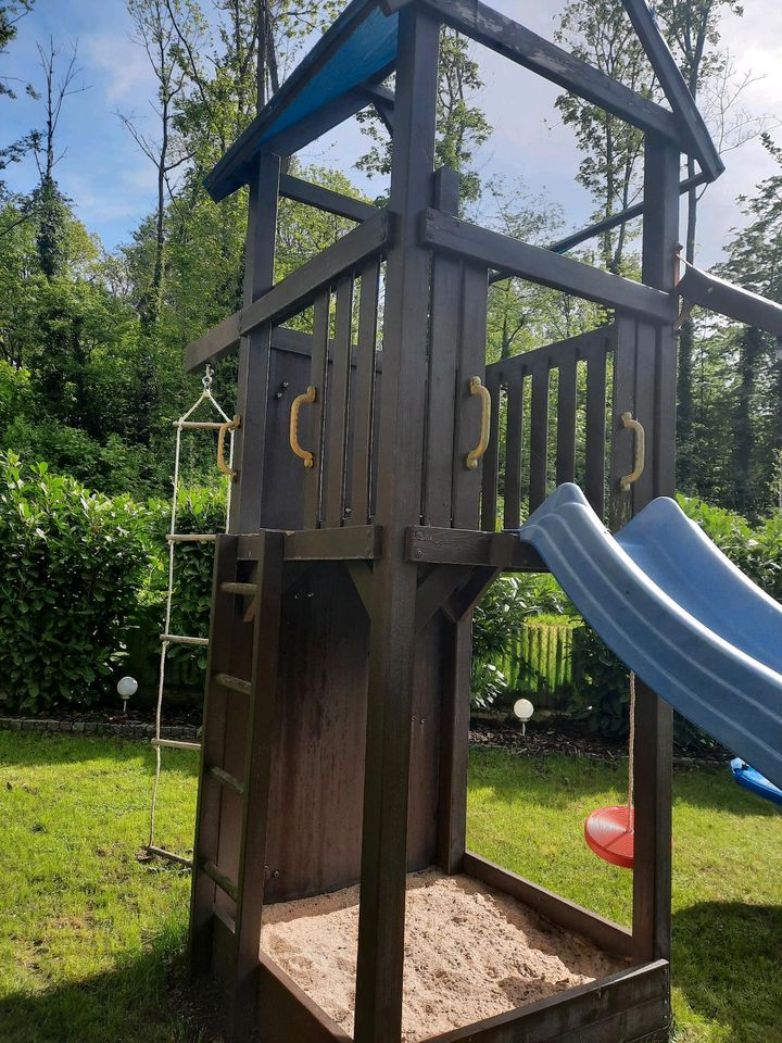 Kinderspielturm mit Wellenrutsche lang/ Kletterwand in Köln