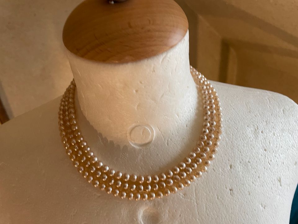 3-dreireihige Perlenkette mit Schmuckverschluss - Modeschmuck in Essen