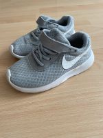 Nike Kinderschuhe grau weiß Baden-Württemberg - Herrenberg Vorschau