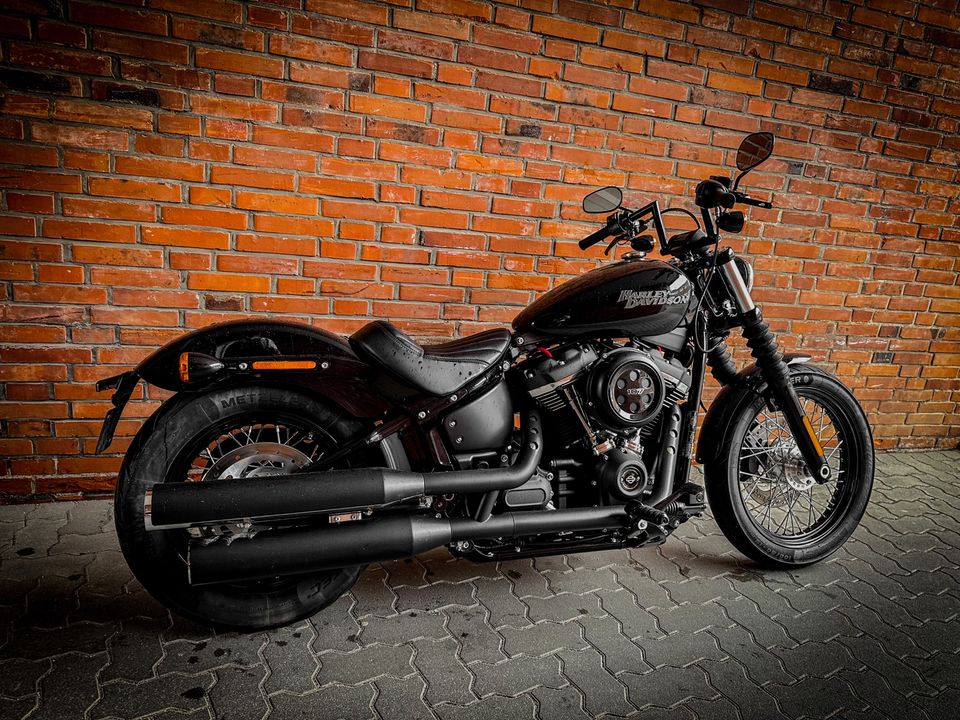 Harley Davidson Softail Street Bob Schwarz 17500 Km 107er in Hamburg