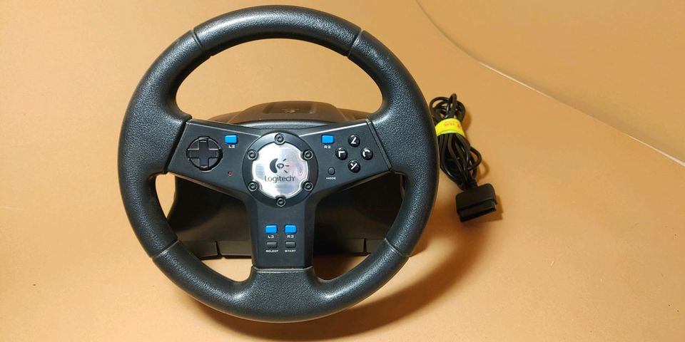 Logitech Wheel mit Pedalen für Playstation in Burbach