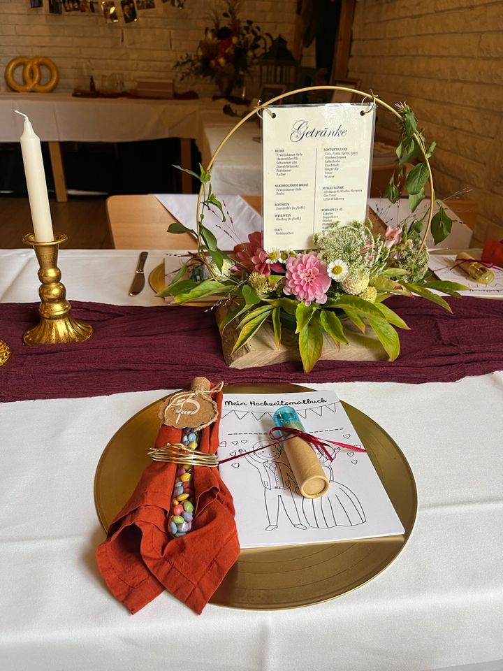 Serviettenringe gold selbst gebastelt Hochzeitsdeko in Eisenhüttenstadt