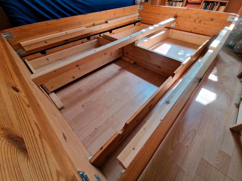 Holz Bett für 140 x 200 Massiv Kiefer + Lattenrost + Matratze in Berlin