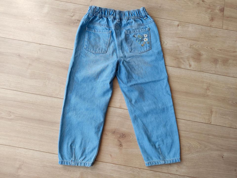 NEXT Mädchenjeans Gr. 110 - Stickerei - Schmetterling - Blumen in Müllheim