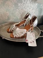 Tanzschuhe Gr.38 Neu wunderschön in Silber Nordrhein-Westfalen - Eitorf Vorschau