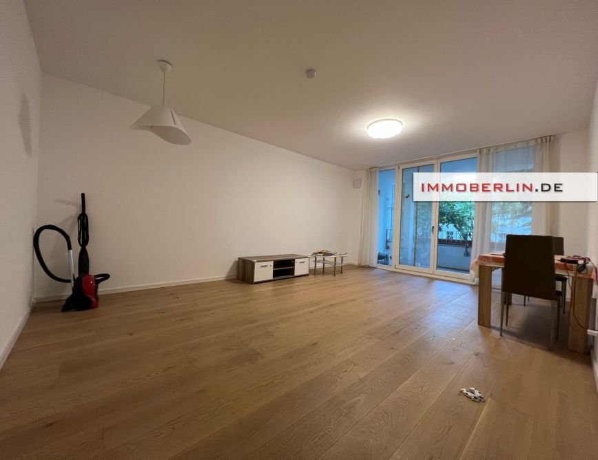 Komfortable Wohnung im KfW-55-Haus mit Balkon & Loggia beim Ortskern nahe WISTA in Berlin