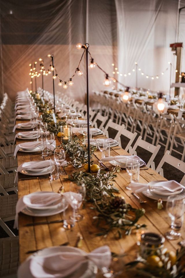 Boho Hochzeit Trauung Stühle Dielentische Bänke mieten leihen in Sommerhausen Main