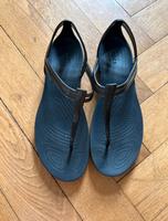 Crocs wie Serena Zehentrenner W10 41 42 Badeschuhe Sandalen Nordrhein-Westfalen - Mönchengladbach Vorschau