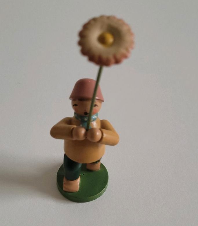 Erzgebirge Figur, Blumenkind, Junge mit Gänseblümchen in Hamburg