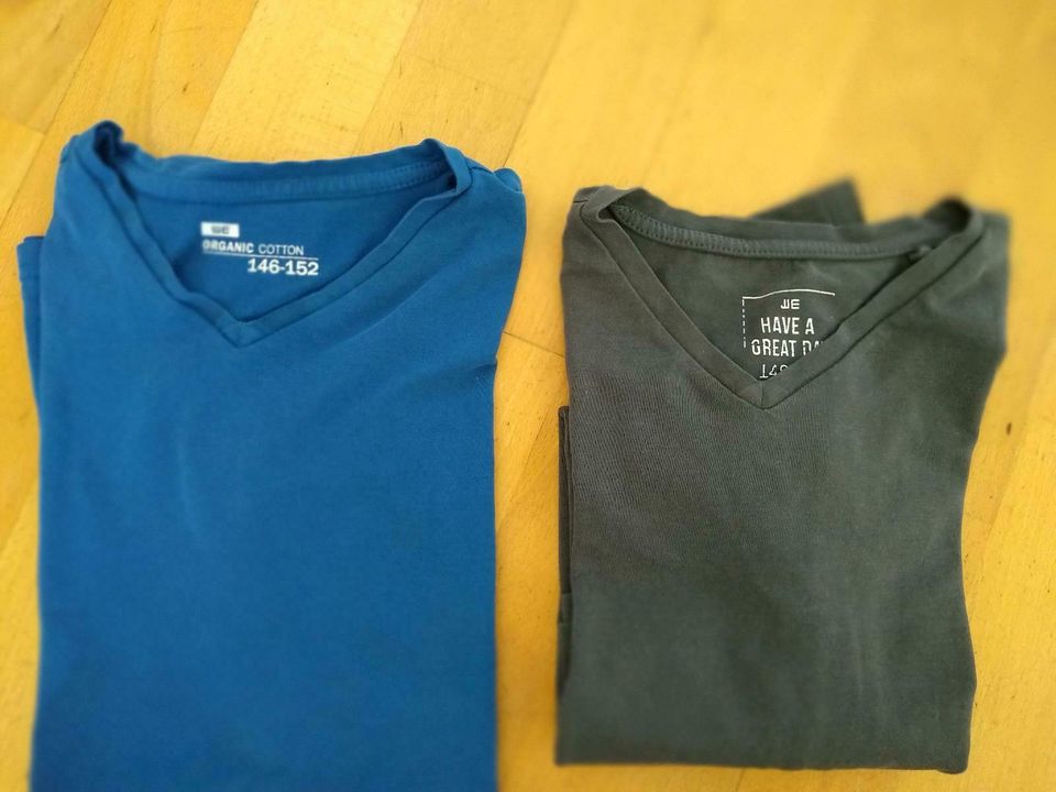 2 T-Shirts Gr. 146-152 V Ausschnitt in Düsseldorf