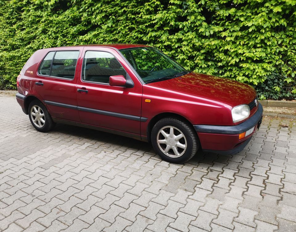 VW Golf 3 III Rolling Stones Edition rot Volkswagen in Alsdorf