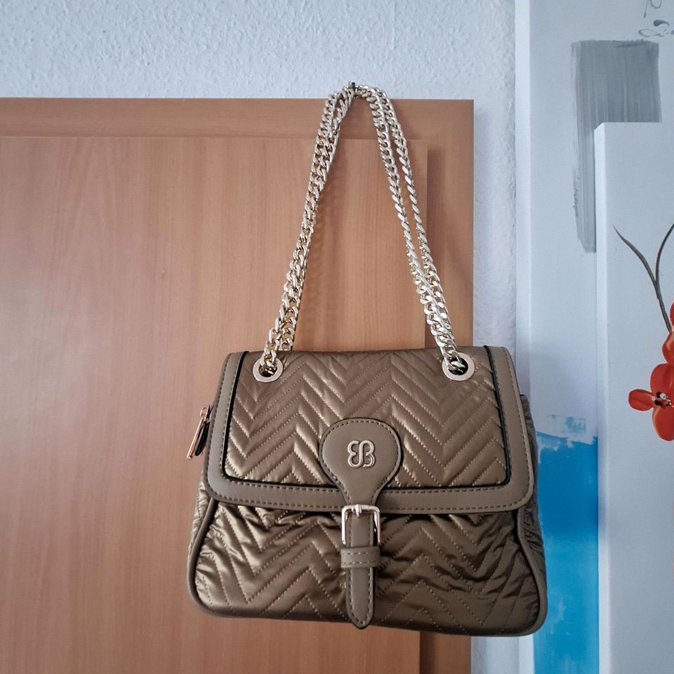 Goldene kleine Bessie Handtasche in Wismar