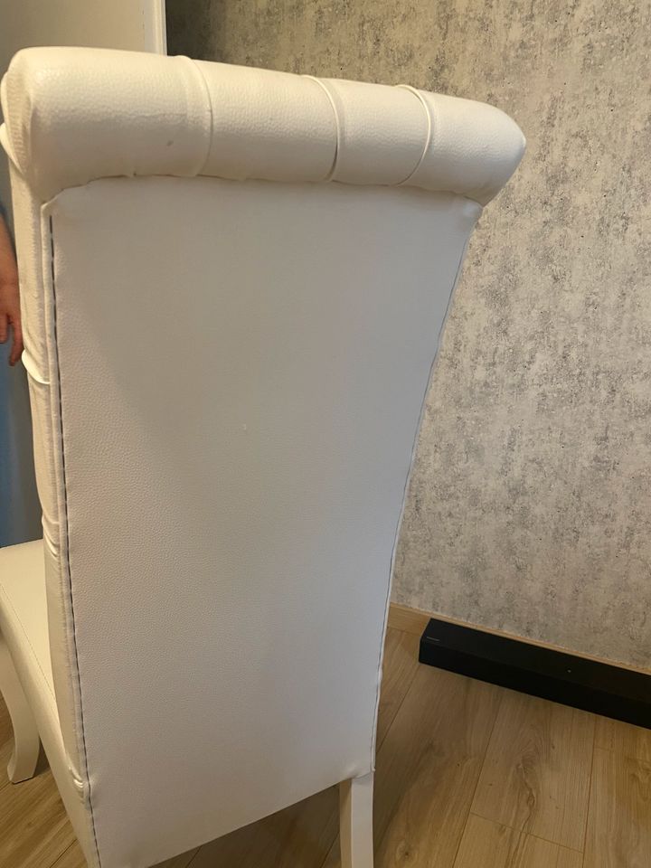Schöne Stühle in Weiß mit Strassteine am Rückenbereich in Hannover