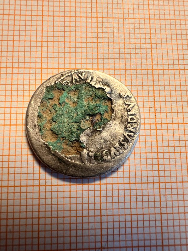 Denarius Tiberius, Jahr 14-37, Römische silbermünze, beschädigt in Bad Reichenhall