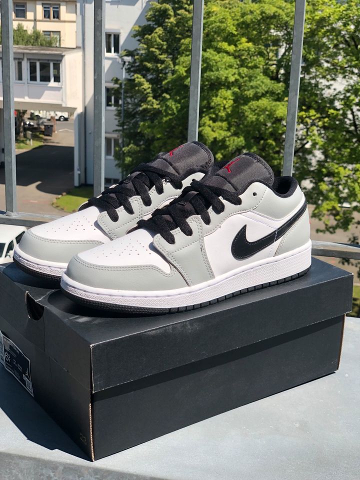 Jordan 1 Low light smoke grey GS EU 39 6.5Y in Frankfurt am Main