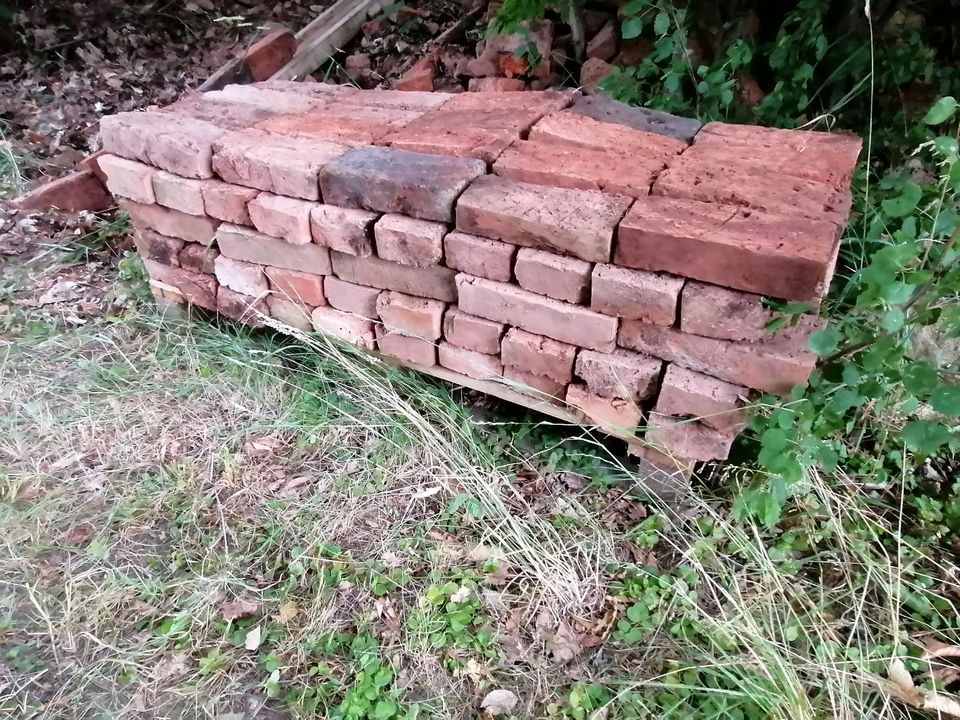 Historische Baustoffe Feldbrandziegel/Ziegel ohne Mörtel, sauber in Leichlingen