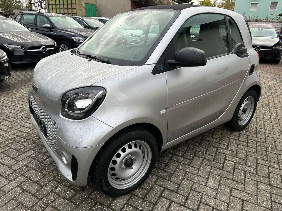 Smart ForTwo fortwo coupe electric drive / EQ AUT,SHZG in Hilden