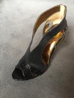 Neue original Guess Pumps / Schuhe schwarz Absatz Größe 9 Niedersachsen - Sehnde Vorschau