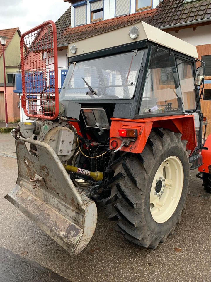 Zetor 6245 Seilwinde Frontlader Schaufel Gabel in Oberrot