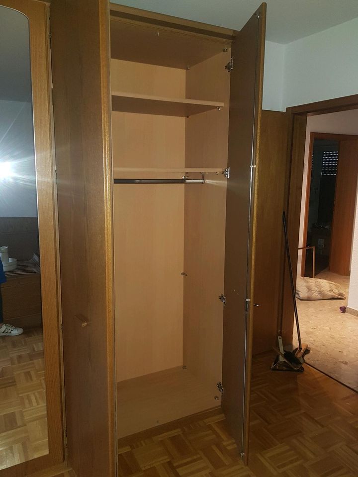 Schlafzimmerschrank, großer Schrank mit Spiegeltüren in Neustadt an der Weinstraße