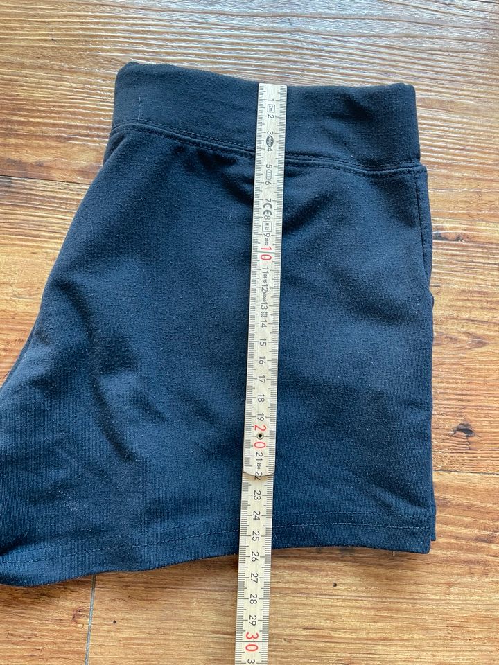 Shorts Hose kurz Hotpants  gr.152-158 in Geseke