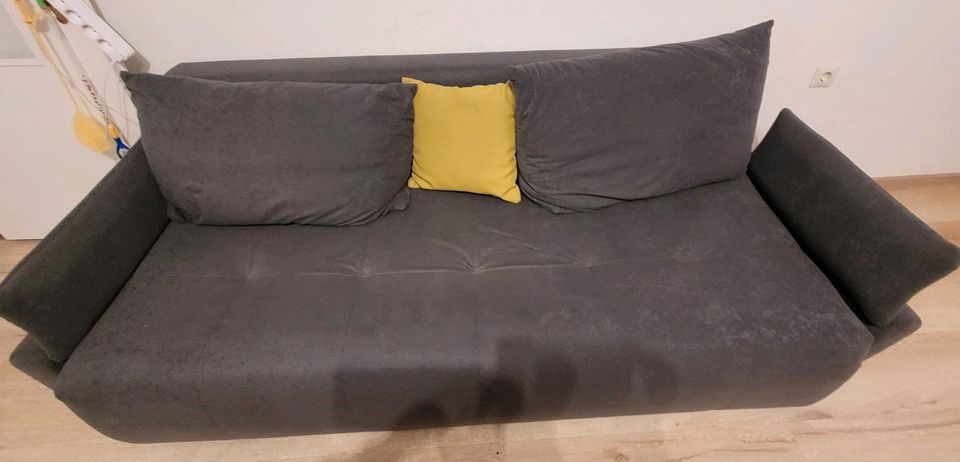 Couch / Schlafcouch / Sofa mit Federkern in Emden