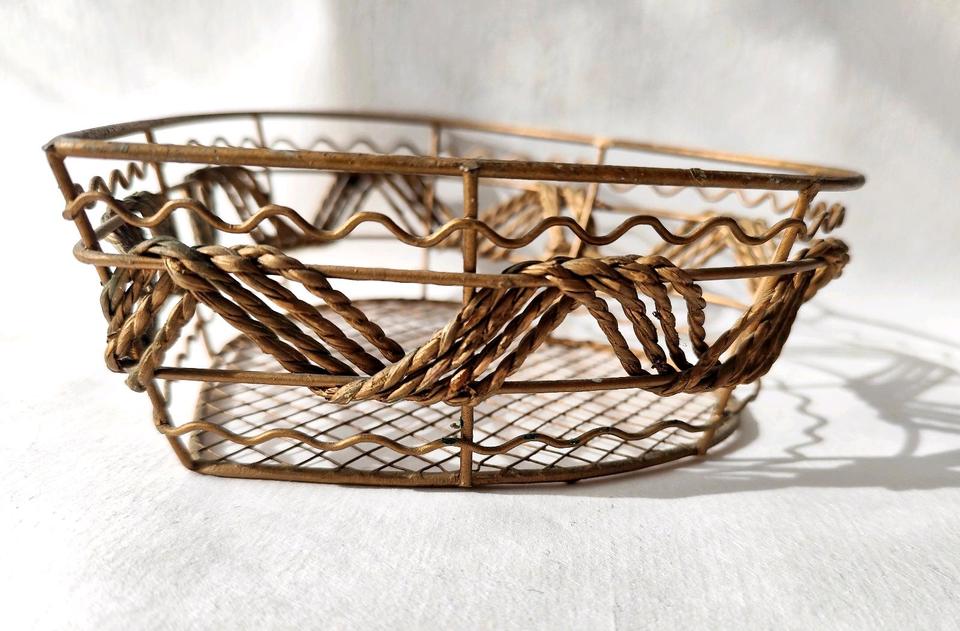 Retro-Korb aus goldfarbenem Metalldraht in Herzform, 17x18 cm in Geisenheim