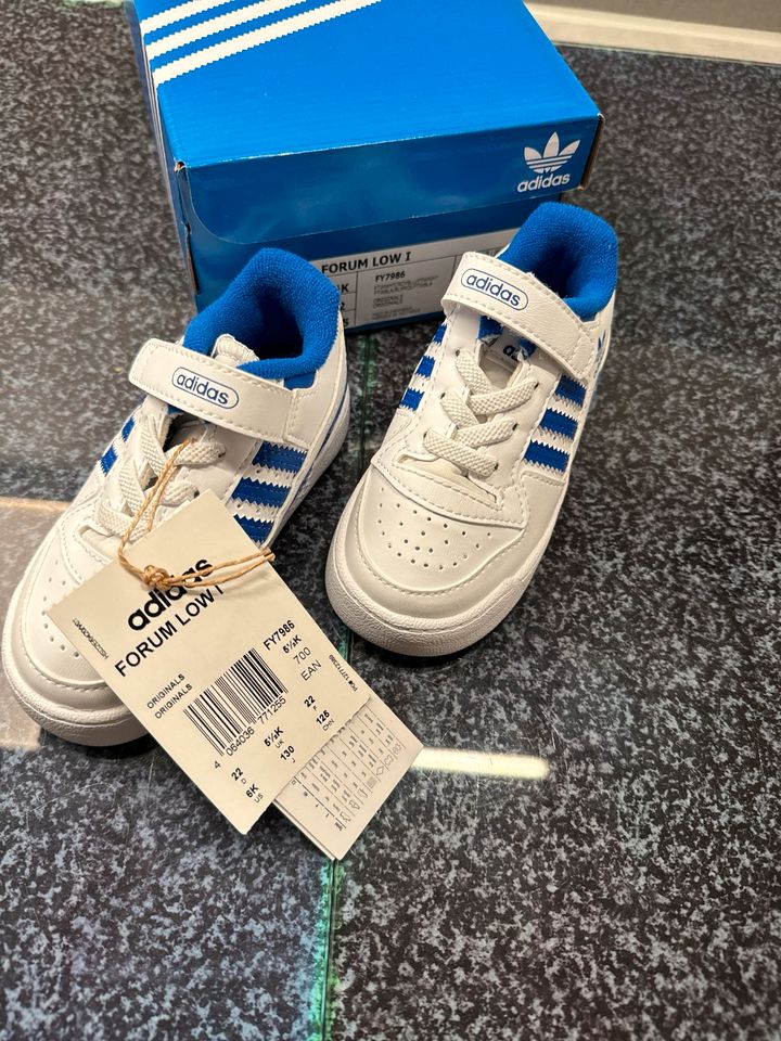 Adidas Kinderschuhe Blau Größe 22 neu in Ortenberg