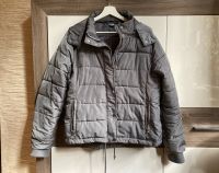 Winterjacke mit Kapuze Gr. 42/44 Hessen - Wiesbaden Vorschau