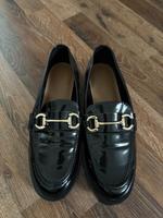 H&M Loafer Gr. 40 | Schwarz Lackoptik | Gold Horsebit-Schnalle Sachsen - Zwickau Vorschau
